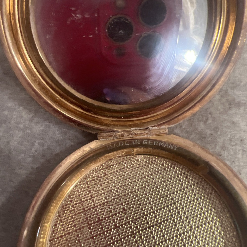 Mid-Century Merle Norman Powder Makeup Mirror Compact – Gold Tone USA – No Puff - Picture 4 of 7